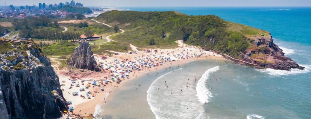 Kitnet K1 Em Torres-Rs - Na Mais Bela Praia Gaucha - Cozinha - Banheiro - Ar Condicionado - Smart Tv 32' - Wi-Fi - Anfitria Superhost No Bnb Bagian luar foto