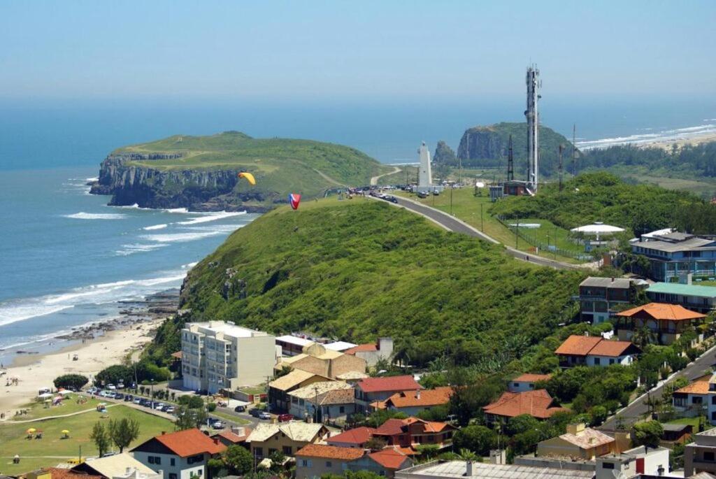 Kitnet K1 Em Torres-Rs - Na Mais Bela Praia Gaucha - Cozinha - Banheiro - Ar Condicionado - Smart Tv 32' - Wi-Fi - Anfitria Superhost No Bnb Bagian luar foto